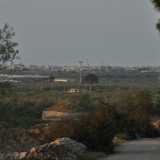 Avanziamo ancora, notando come le case diventino sempre pi� rade, fin quando la strada finisce e si perde tra le campagne. Poco male, visto che tornando indietro avvistiamo all'orizzonte l'intera Giovinazzo: un panorama spettacolare, contemplato da un posto dove il tempo sembra essersi veramente fermato